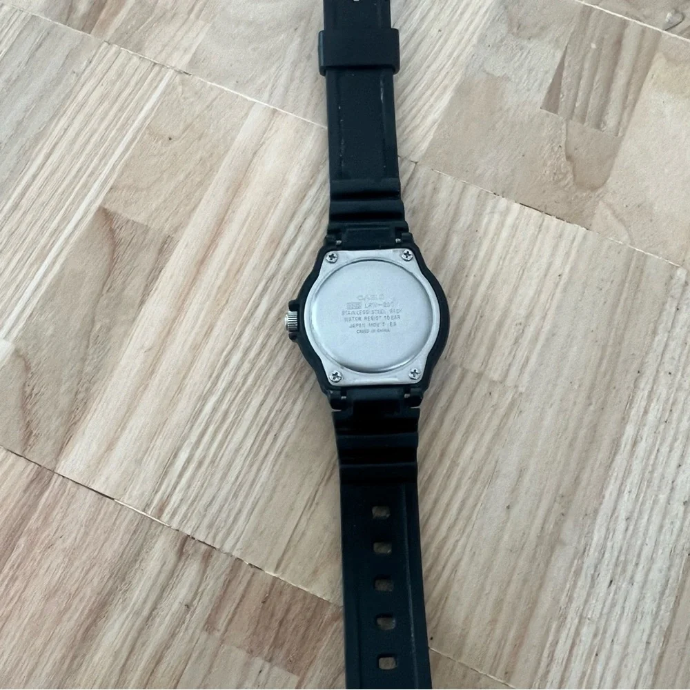 Casio ladies black and gold tone sporty watch NEW BATTERY